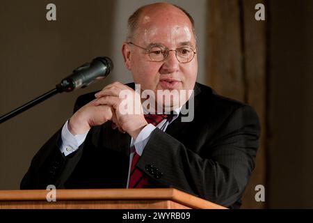 RECHTSANWALT und Politiker die Linke Gregor Florian Gysi bei seiner Rede zur Eröffnung der DDR-Bibliothek des früheren Tatort -Kommissars und Schauspielers Peter Sodann am 12.mai 2012 im sächsischen Staucha / bei Riesa. Die rund 500,000 DDR-Bücher umfassende Sammlung von Peter Sodann befindet sich seit novembre 2010 in dem kleinen Ort zwischen Meißen und Riesa. Cappello SIE in einem sanierten Rittergut ihren Platz gefunden. Sodann sammelt seit 1992 Bücher aus DDR-Produktion, um sie vor der Vernichtung zu bewahren. In Staucha soll die Sammlung auch wissenschaftlich aufgearbeitet werden und ein klein Foto Stock