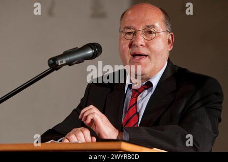 RECHTSANWALT und Politiker die Linke Gregor Florian Gysi bei seiner Rede zur Eröffnung der DDR-Bibliothek des früheren Tatort -Kommissars und Schauspielers Peter Sodann am 12.mai 2012 im sächsischen Staucha / bei Riesa. Die rund 500,000 DDR-Bücher umfassende Sammlung von Peter Sodann befindet sich seit novembre 2010 in dem kleinen Ort zwischen Meißen und Riesa. Cappello SIE in einem sanierten Rittergut ihren Platz gefunden. Sodann sammelt seit 1992 Bücher aus DDR-Produktion, um sie vor der Vernichtung zu bewahren. In Staucha soll die Sammlung auch wissenschaftlich aufgearbeitet werden und ein klein Foto Stock