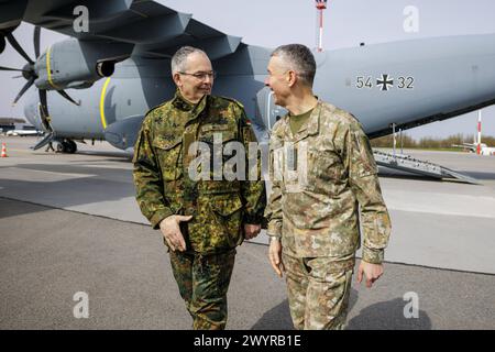 Der Capo della difesa, generale Valdemaras Rupsys, mit dem Inspekteur des Heeres, Generalleutnant Alfons Mais bei der Begruessung der rund 20 Soldaten des Vorkommandos der Brigade Litauen. DAS Vorkommando soll zum vierten Quartal 2024 auf einen Aufstellungsstab von rund 150 Bundeswehrangehâˆöâˆrigen anwachsen. Die Brigade des Heeres Wird in Litauen mit dem Namen Panzerbrigade 45 neu aufgestellt. Nach offizieller Indienststellung der Brigade nel 2025 sollen die weiteren Kraefte principiante 2025 verlegen. Bis Ende 2027 soll Die Brigade Litauen einsatzbereit sein. Vilnius, 08.04.2024. Vilnius Litauen Foto Stock