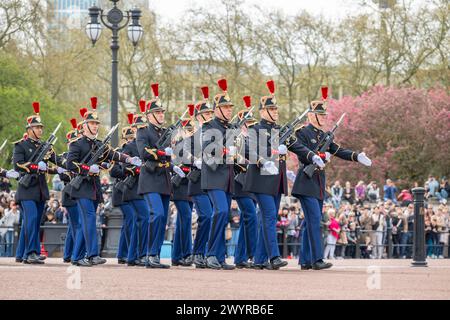 Buckingham Palace, Londra, Regno Unito. 8 aprile 2024. La Gendarmerie Nationale francese sfilò insieme ai soldati della Household Division dell'esercito britannico per celebrare il 120° anniversario dell'intesa cordiale. Saranno ispezionati dal Duca e dalla Duchessa di Edimburgo, dal Capo di Stato maggiore del Regno Unito (CGS), dal generale Sir Patrick Sanders, dal Capo di Stato maggiore dell'esercito francese, dal generale Pierre Schill e dall'ambasciatore francese presso il Regno Unito Helene Duchene. La Gendarmeria è marciata dentro e fuori dal piazzale di Buckingham Palace dalla Band of the Grenadier Guards, che esegue anche gli inni nazionali di entrambi i paesi A. Foto Stock