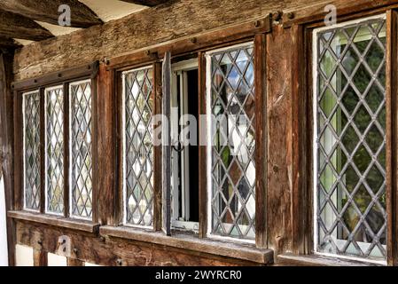 Finestre con piombo di Almshouses Stratford Upon Avon. Case storiche risalenti all'inizio del XV secolo. Inghilterra Regno Unito Foto Stock