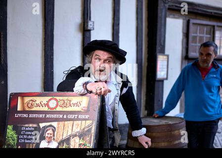 Attore Tudor World in costume tradizionale che dà il benvenuto agli ospiti a Shrieves House, Sheep Street, Stratford Upon Avon, Inghilterra, Regno Unito, Foto Stock