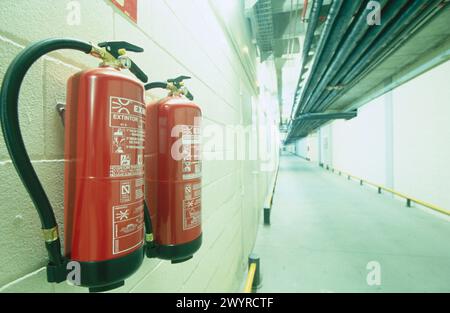 Estintori nel seminterrato dell'ospedale. Foto Stock