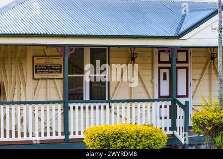 Un primo piano delle pareti a pelle singola del piano terra dell'Old Cooktown Hospital del 1879 progettato per consentire all'edificio di raffreddarsi più velocemente dei mattoni Foto Stock