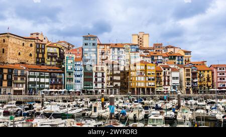 Torre Ercilla, case colorate sul lungomare e il tradizionale vecchio porto di pescatori di Bermeo, Paesi Baschi, Biscaglia, Spagna. Foto Stock