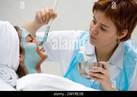 Fango corporeo, trattamento personalizzato la Phyto. principi attivi naturali al 100%: alghe, argille, oligoelementi, oli essenziali, estratti vegetali, cereali, ecc. Cestona spa, Relais Termal Group, Gipuzkoa, Paesi Baschi. Foto Stock