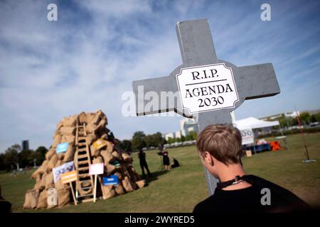 Erlassjahr protesta Agenda 2030 DEU, Deutschland, Germania, Berlino, 18.09.2023 Aktivisten von erlassjahr Brot fuer die Welt und Katholischer Fonds mit Symbol Schuldenberg und Kreuz Rip Agenda 2030 unter dem motto MIT Schulden fair verfahren Koalitionsvertrag umsetzen Staateninsolvenzverfahren schaffen auf dem Platz der Republik a Berlino Deutschland. Die Demonstranten protestieren fuer die Einhaltung der Agenda 2030 mit den Zielen Hunger und Armut beenden, Lebensgrundlagen bewahren, Gesundheit und Bildung fuer alle - fuer nachhaltige Entwicklung die die internationale Gemeinschaft bis zum Jahr Foto Stock