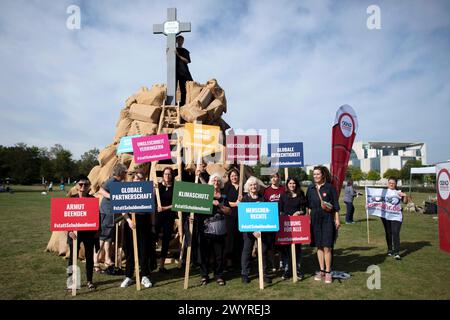 Erlassjahr protesta Agenda 2030 DEU, Deutschland, Germania, Berlino, 18.09.2023 Aktivisten von erlassjahr Brot fuer die Welt und Katholischer Fonds mit Symbol Schuldenberg und Kreuz Rip Agenda 2030 unter dem motto MIT Schulden fair verfahren Koalitionsvertrag umsetzen Staateninsolvenzverfahren schaffen auf dem Platz der Republik a Berlino Deutschland. Die Demonstranten protestieren fuer die Einhaltung der Agenda 2030 mit den Zielen Hunger und Armut beenden, Lebensgrundlagen bewahren, Gesundheit und Bildung fuer alle - fuer nachhaltige Entwicklung die die internationale Gemeinschaft bis zum Jahr Foto Stock