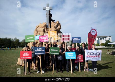 Erlassjahr protesta Agenda 2030 DEU, Deutschland, Germania, Berlino, 18.09.2023 Aktivisten von erlassjahr Brot fuer die Welt und Katholischer Fonds mit Symbol Schuldenberg und Kreuz Rip Agenda 2030 unter dem motto MIT Schulden fair verfahren Koalitionsvertrag umsetzen Staateninsolvenzverfahren schaffen auf dem Platz der Republik a Berlino Deutschland. Die Demonstranten protestieren fuer die Einhaltung der Agenda 2030 mit den Zielen Hunger und Armut beenden, Lebensgrundlagen bewahren, Gesundheit und Bildung fuer alle - fuer nachhaltige Entwicklung die die internationale Gemeinschaft bis zum Jahr Foto Stock