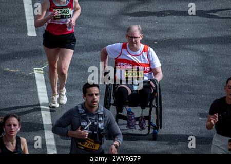 Londra, Regno Unito. 7 aprile 2024. Un partecipante in sedia a rotelle partecipa alla mezza Maratona di Londra 2024. La London Landmarks Half Marathon è organizzata da Tommy's.. Una mezza maratona su strada chiusa attraverso Westminster e la City di Londra che celebra la grande, stravagante e nascosta storia e i monumenti storici di Londra. Credito: SOPA Images Limited/Alamy Live News Foto Stock