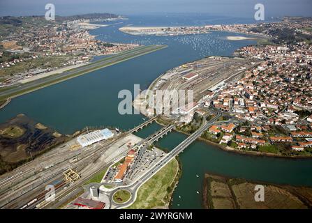 Puente de Santiago (ponte) e stazioni ferroviarie, Irun (in primo piano), Hendaye (centro, destra), aeroporto di San Sebastian e Hondarribia (in alto a sinistra). Bocca del fiume Bidasoa, baia di Txingudi, confine franco-spagnolo. Foto Stock