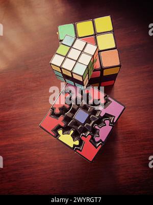Giochi e giocattoli divertenti con abilità: Rompicapo a forma di cubo da costruire come Rubik da risolvere Foto Stock