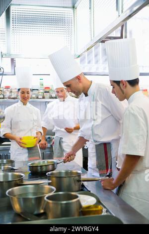 Cuocere piselli e asparagi. Scuola di cucina Luis Irizar. Donostia, Gipuzkoa, Paesi Baschi, Spagna. Foto Stock