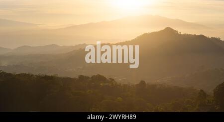 Vista aerea delle montagne vicino ad Atena all'alba, provincia di Alajuela, Costa Rica, America centrale Foto Stock