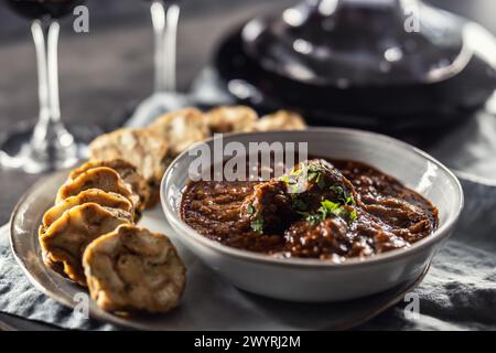 Tradizionale viennese, veleno o gulasch ungherese con gnocchi Karlovy Vary e vino rosso. Foto Stock