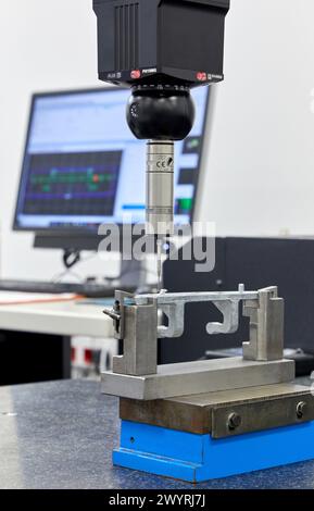 CMM, coordinate Measuring Machine, Service Dimension Measuring Machine. Innovativa metrologia applicata. Misurazione coordinata 3D. Foto Stock