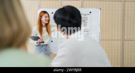 I progettisti dell'interfaccia utente presentano al team informazioni sulla progettazione del brainstorming per la progettazione delle applicazioni. Agenzia di sviluppo digitale creativo. Concetto di interfaccia utente UX Foto Stock