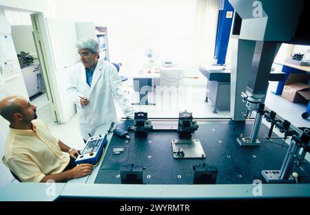 Industria automobilistica, produzione di componenti per auto. Laboratorio di controllo tridimensionale. Foto Stock