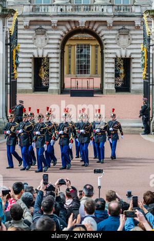 Londra, Regno Unito. 8 aprile 2024. La gendarmeria nazionale francese saluta il saluto reale alla cerimonia del cambio della guardia a Buckingham Palace. La prima volta che alle truppe non appartenenti al commonwealth è stato conferito l’onore di celebrare il 120° anniversario dell’intesa cordiale, lo storico accordo diplomatico tra Gran Bretagna e Francia che ha gettato le basi per la collaborazione delle nostre nazioni in entrambe le guerre mondiali. Crediti: Guy Bell/Alamy Live News Foto Stock