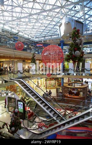 Centro commerciale Christmas Decoration, Donostia, San Sebastian, Gipuzkoa, Paesi Baschi, Spagna. Foto Stock