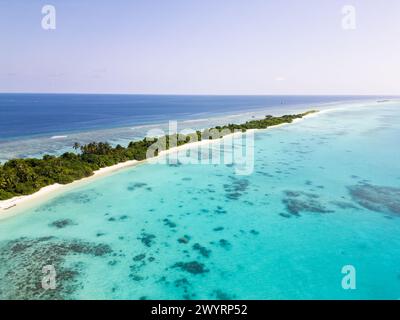 Vista aerea dell'isola di Dhigurah nelle Maldive, famosa per la sua lunga spiaggia di sabbia bianca fiancheggiata da palme nell'atollo di Ari del sud Foto Stock