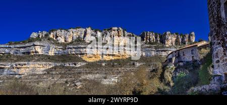 Paesaggio carsico, punto di interesse geologico, Parco naturale Hoces del alto Ebro y Rudrón, Orbaneja del Castillo, Villaggio medievale, Comarca del Páramo, Foto Stock