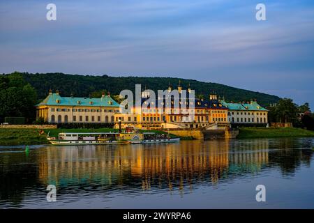 Lo storico piroscafo a ruote laterali KRIPPEN passa davanti al Palazzo Pillnitz sotto il sole del tramonto, Dresda, Sassonia, Germania, 24 maggio, 2019. Foto Stock