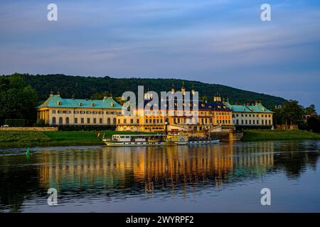 Lo storico piroscafo a ruote laterali KRIPPEN passa davanti al Palazzo Pillnitz sotto il sole del tramonto, Dresda, Sassonia, Germania, 24 maggio, 2019. Foto Stock