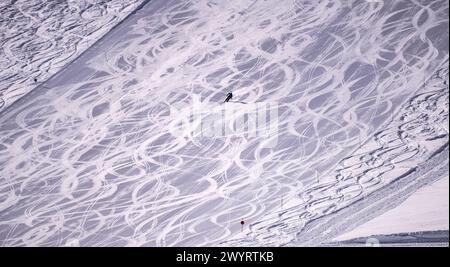 Schnalstaler Gletscher: Allein am Hang. - Ein Skifahrer fährt auf einer piste des Schnalstaler Gletschers in Südtirol Italien. Andere Skifahrer vor ih Foto Stock