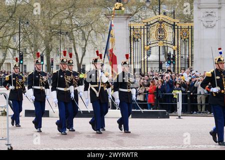 Buckingham Palace, Londra, Regno Unito. 8 aprile 2024. 120 anni dell'intesa cordiale sono segnati da truppe francesi e britanniche che hanno scambiato ruoli nelle cerimonie del cambio della Guardia fuori dai palazzi del Capo di Stato. Con 32 membri del 1st e 2nd Infantry Regiments della Garde Republicaine e 40 guardiani della F Company Scots Guards, schierati di fronte alle loro controparti francesi. Crediti: Matthew Chattle/Alamy Live News Foto Stock