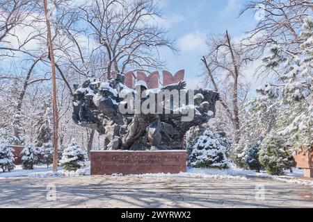 Almaty, Kazakistan - 15 marzo 2024: Memoriale della Gloria in un parco innevato intitolato a 28 guardiani Panfilov,1975. Parte centrale dell'impresa trittico, immagini di Foto Stock