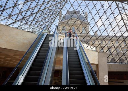 Piramide, il Musée du Louvre, Parigi, Francia, Europa Foto Stock