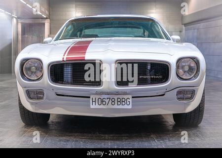 Bilbao, Spagna - 11 novembre 2023: 1970 Pontiac Firebird (seconda generazione) in parcheggio coperto Foto Stock