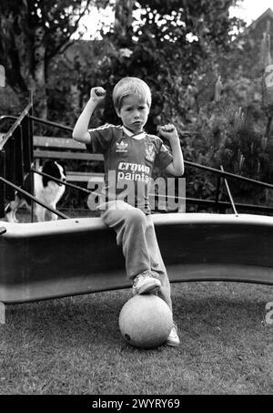 Ragazzo che indossa la maglia da calcio della stagione 1987/88 del Liverpool FC nel 1988 Foto Stock