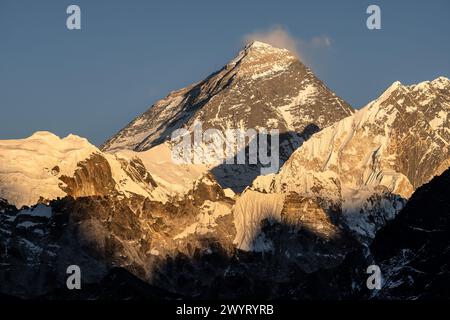 Tramonto sul monte Everest nella regione Khumbu dell'Himalaya in Nepal. Sparato dalla cima del picco Gokyo Foto Stock