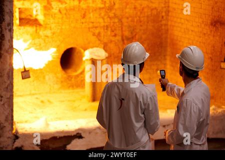 Test di temperatura, resistenza al fuoco, Centro di ricerca tecnologica, Tecnalia Construction, CIDEMCO-Tecnalia Research & Innovation, sviluppo di nuovi prodotti e soluzioni innovative attraverso la ricerca e l'innovazione in diversi settori di attività quali materiali e chimica sostenibile, efficienza energetica degli edifici, riabilitazione e sicurezza, Azpeitia, Gipuzkoa, Euskadi, Spagna. Foto Stock