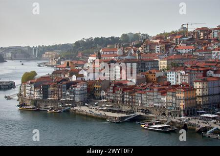 Fiume Douro e case locali con tetti arancioni nella città di Porto vista panoramica aerea. Porto è la seconda città più grande del Portogallo. Foto Stock