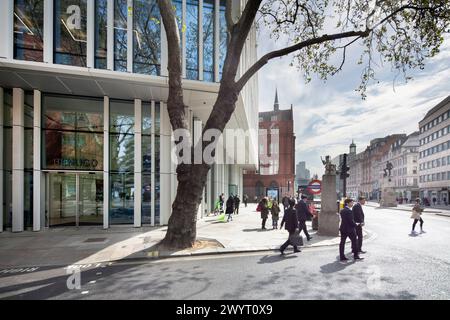 Guardando verso est lungo Holborn, con pendolari che camminano al sole della mattina presto. 150 Holborn, Holborn, Regno Unito. Architetto: Perkins & Will , 2023. Foto Stock