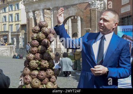 Italia, Roma, 8 aprile 2024 : Ghetto Ebraico, Portico d'Ottavia, inaugurazione del Festival del Carciofo Romano, nella foto Francesco Lollobrigida, ministro dell'Agricoltura, della sovranità alimentare e delle foreste foto © Stefano Carofei/sintesi/Alamy Live News Foto Stock