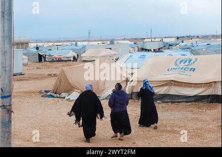 Tre siriane, rifugiate che entrano nel campo al ZA atari tre siriane, rifugiate che entrano nel campo al ZA atari, un campo per rifugiati eretto per ospitare le vittime della guerra civile siriana. Al Mafraq, Giordania. Al ZA atari al ZA atari, al Zaatari, Zaatari al Mafraq Jordaanie Copyright: XGuidoxKoppesxPhotox Foto Stock