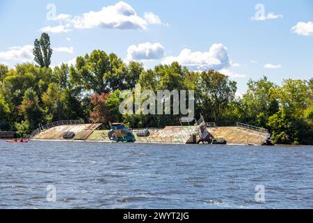 Una vecchia nave che affondò nelle acque del fiume, la barca si arenò Foto Stock