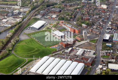 Vista aerea dello Sheffield Olympic Legacy Park, con stadio comunitario e centro di ricerca avanzato sul benessere, Hallam University Foto Stock
