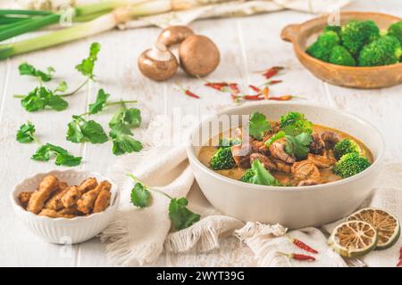 Zuppa vegana Tom Kha Gai con varie verdure e surrogati di carne a base di soia tostati Foto Stock