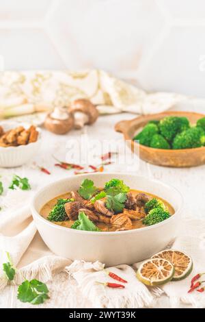 Zuppa Tom Kha GAI con varie verdure e pollo arrosto o succedanei di carne a base di soia. Varianti vegane o non vegane. Foto Stock