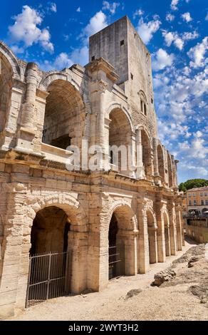 Pro des Tours Sarrasines, Arènes d'Arles, Roman Amphithéâtre, Arles, Bouches-du-Rhône, Provence-Alpes-Côte dAzur, Francia, Europa. Foto Stock