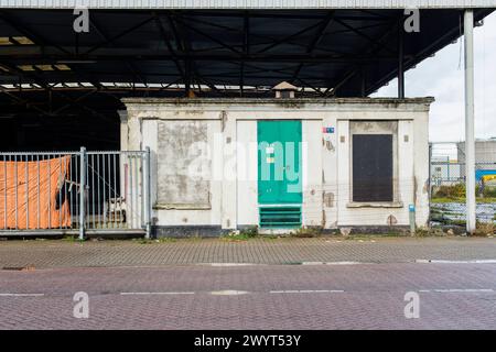 Magazzino del porto abbandonato e trascurato magazzino abbandonato e trascurato all'interno del porto di Rotterdam. Alcune vecchie parti del porto sono sollecitate a ricevere nuove destinazioni dal momento che la maggior parte delle attività del porto si spostano a ovest verso Maasvlakte. Rotterdam, Paesi Bassi Tilburg Keilestraat Zuid-Holland Nederland Copyright: XGuidoxKoppesxPhotox Foto Stock