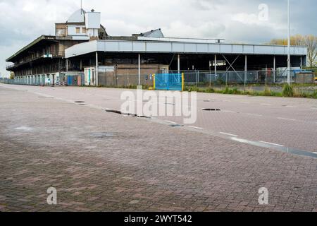 Magazzino del porto abbandonato e trascurato magazzino abbandonato e trascurato all'interno del porto di Rotterdam. Alcune vecchie parti del porto sono sollecitate a ricevere nuove destinazioni dal momento che la maggior parte delle attività del porto si spostano a ovest verso Maasvlakte. Rotterdam, Paesi Bassi Tilburg Keilestraat Zuid-Holland Nederland Copyright: XGuidoxKoppesxPhotox Foto Stock