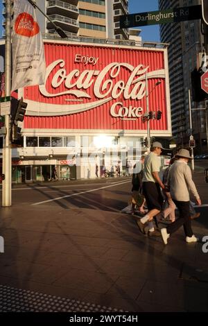 Un punto di riferimento iconico, l'originale cartello Coca-Cola Neon (2014) in cima a William Street in una luminosa giornata di sole a Kings Cross, Sydney, Australia Foto Stock