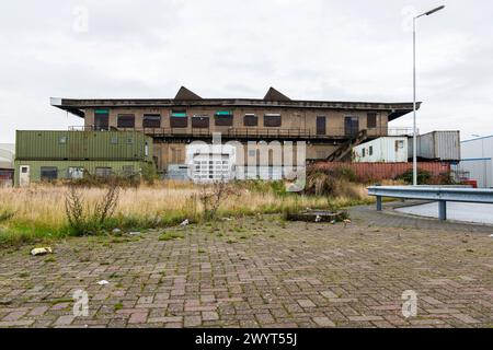 Magazzino del porto abbandonato e trascurato magazzino abbandonato e trascurato all'interno del porto di Rotterdam. Alcune vecchie parti del porto sono sollecitate a ricevere nuove destinazioni dal momento che la maggior parte delle attività del porto si spostano a ovest verso Maasvlakte. Rotterdam, Paesi Bassi Tilburg Keilestraat Zuid-Holland Nederland Copyright: XGuidoxKoppesxPhotox Foto Stock