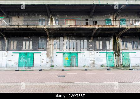 Magazzino del porto abbandonato e trascurato magazzino abbandonato e trascurato all'interno del porto di Rotterdam. Alcune vecchie parti del porto sono sollecitate a ricevere nuove destinazioni dal momento che la maggior parte delle attività del porto si spostano a ovest verso Maasvlakte. Rotterdam, Paesi Bassi Tilburg Keilestraat Zuid-Holland Nederland Copyright: XGuidoxKoppesxPhotox Foto Stock